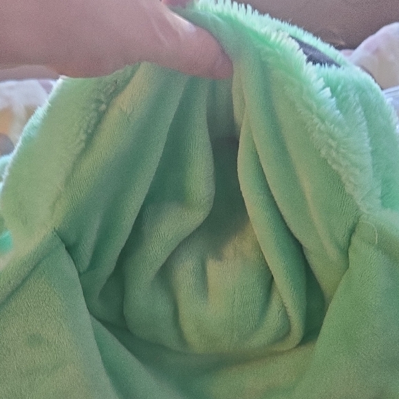 Green and Brown Baby Yoda Blanket - Picture 3 of 6